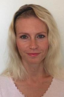 Beskrivning: Kvinnan kan använda ett annat namn. Hon talar tjeckiska och engelska med slavisk brytning. Svenska på nybörjarnivå. Hon ses ofta i sällskap med en cirka 20-årig ung man som är lång, samt en flicka född 2014.