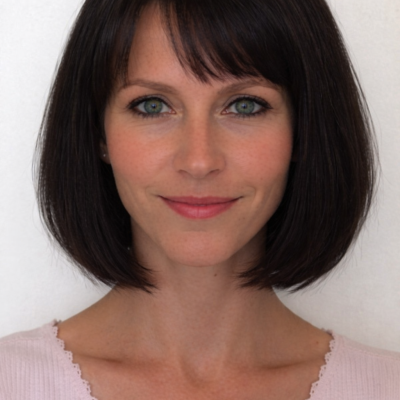 Beskrivning: Kvinnan kan använda ett annat namn. Hon talar tjeckiska och engelska med slavisk brytning. Svenska på nybörjarnivå. Hon ses ofta i sällskap med en cirka 20-årig ung man som är lång, samt en flicka född 2014.