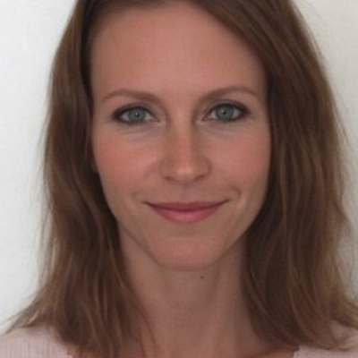 Beskrivning: Kvinnan kan använda ett annat namn. Hon talar tjeckiska och engelska med slavisk brytning. Svenska på nybörjarnivå. Hon ses ofta i sällskap med en cirka 20-årig ung man som är lång, samt en flicka född 2014.